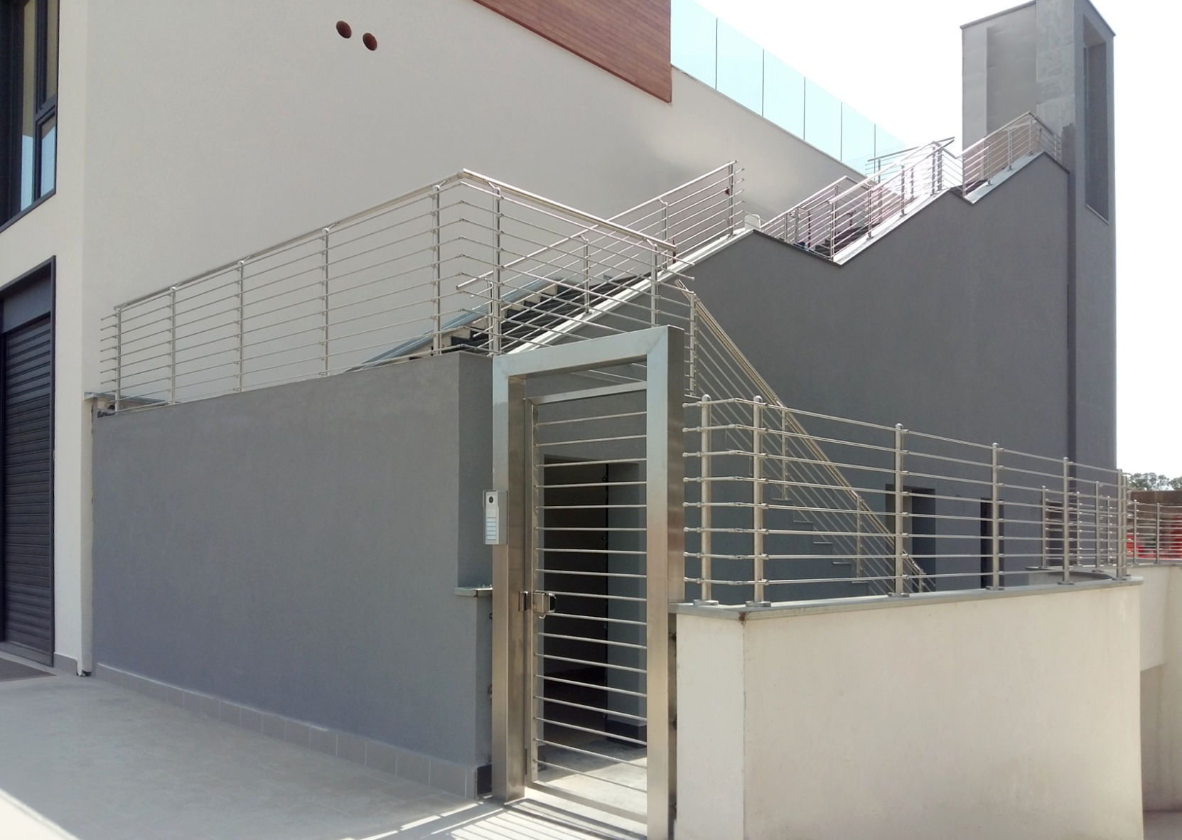 Parapetti e cancelli metallici per un edificio