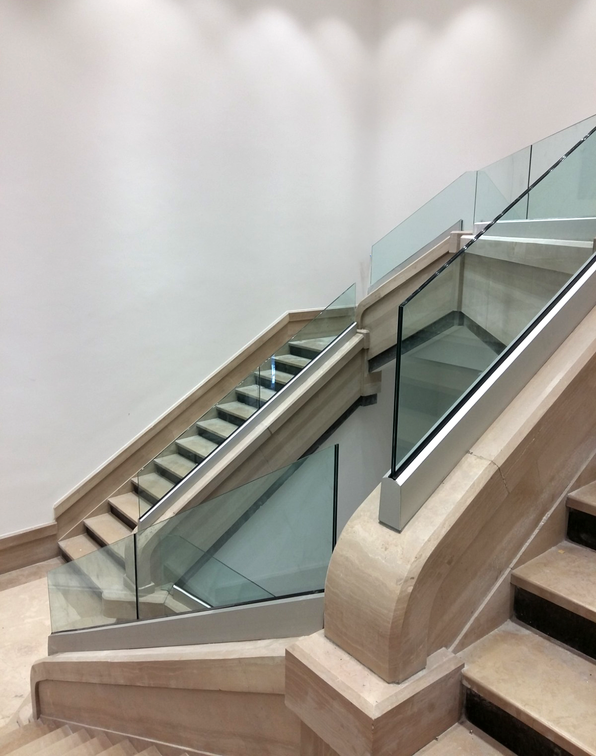 Scala interna con parapetto in vetro