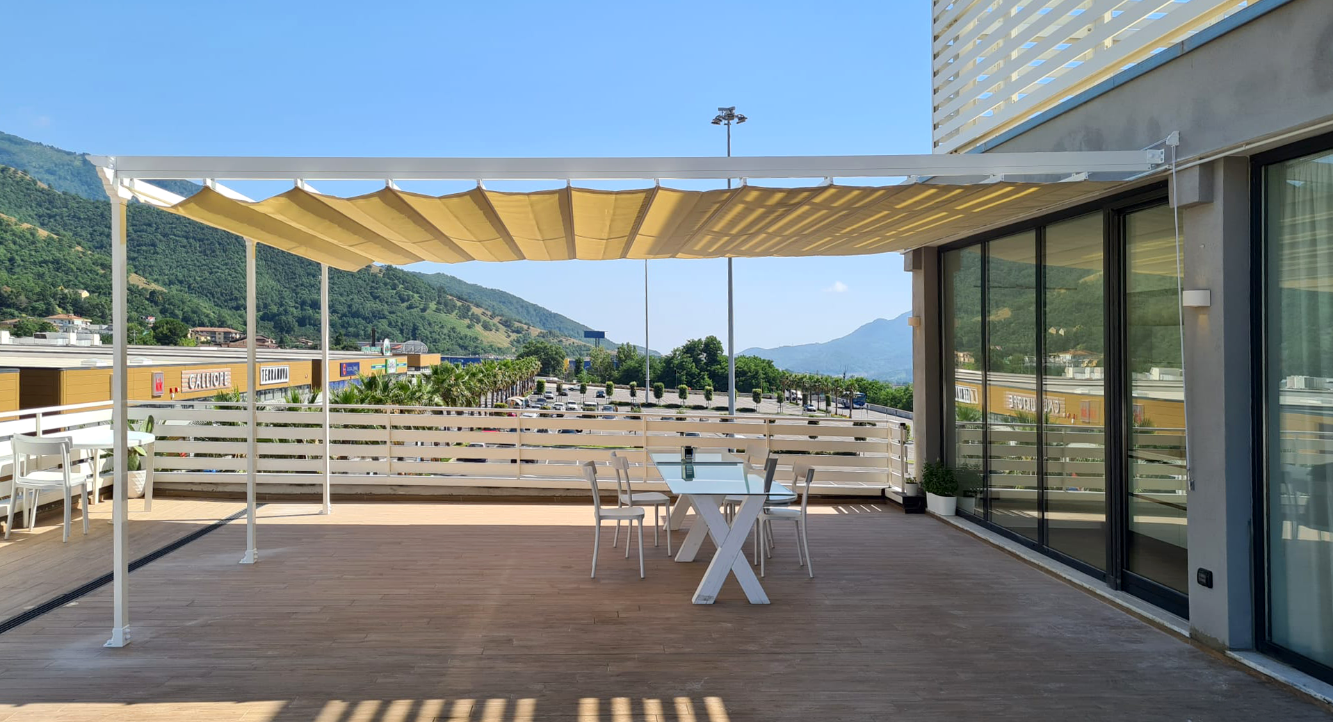 Pergola ombreggiante su una terrazza