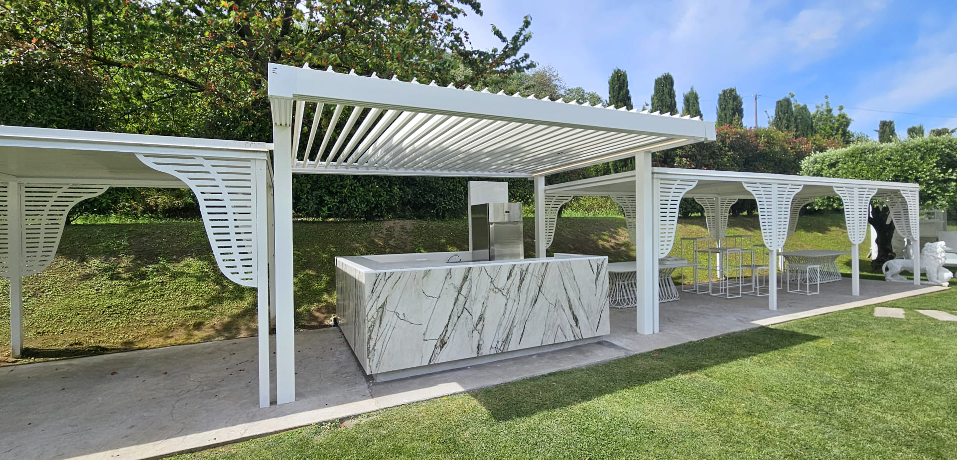 Pergole bioclimatiche installate in un giardino