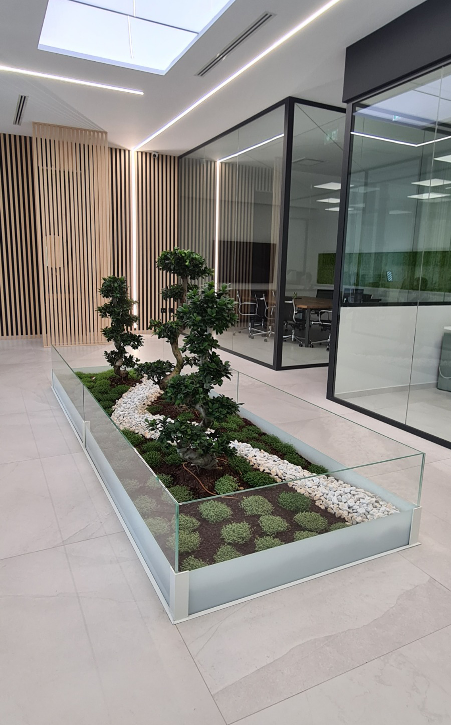 Pareti vetrate e giardino interno di un ufficio