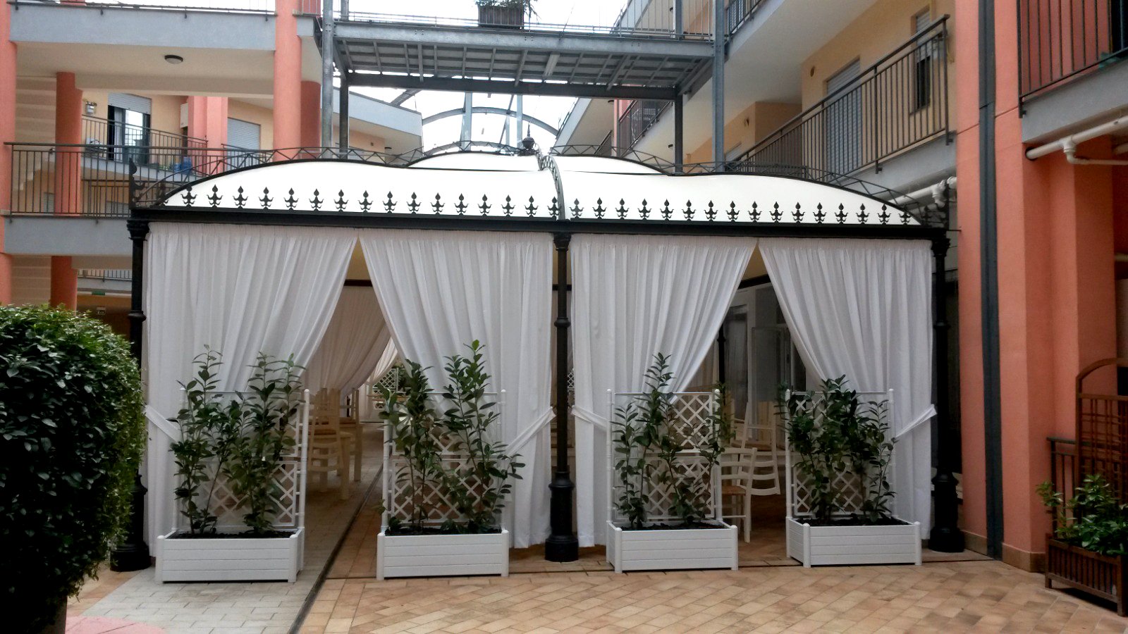 Pergola con tende in un cortile residenziale